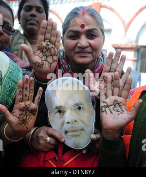 Allahabad, Indien. 21. Februar 2014.  Bhartiya Janta Partei Frauen Arbeiter und Unterstützer Heena in Form eines Lotus als Partei Symbol Durng "Modi Lao Desh Bachao" Kampagne in Allahabad am Freitag angewendet. Aufwand der Bharatiya Janata Party (BJP, 1980 gegründet, und es ist die zweite größte politische Partei in Indien) als Teil seines Plans bei den kommenden Lok Sabha Wahlen nächstes Jahr Frauen "Mehndi" oder Henna Paste verwenden, um eine "Lotus" auf den Handflächen der Frauen während ihrer städtischen und ländlichen Wahlkampf zeichnen zu organisieren. (Foto von Prabhat Kumar Verma/Pacific Press) Bildnachweis: Pazifische Presse/Alamy Live-Nachrichten Stockfoto