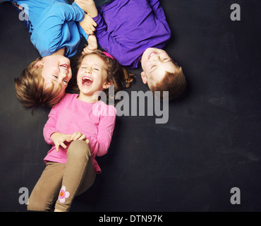 Zwei Brüder und ihre süße kleine Freundin Stockfoto