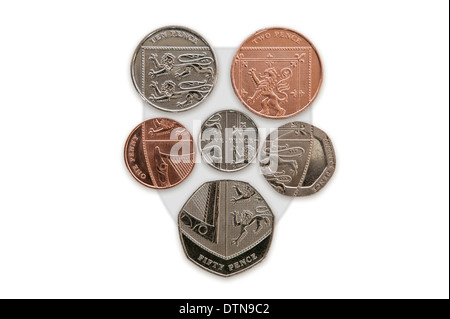 Queen's Wappen of Arms Shield BRITISCHE STERLING-MÜNZEN, entworfen vom preisgekrönten Mathew Dent - isoliert auf White BG Stockfoto
