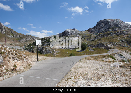 Basketballplatz auf der Straße, Durmitor Park, Montenegro Stockfoto