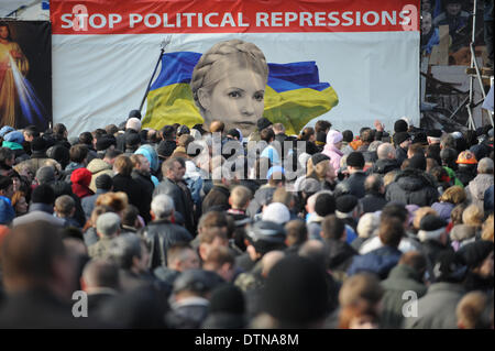 Kiew, Ukraine. 21. Februar 2014. Demonstranten versammeln sich auf dem Unabhängigkeitsplatz in Kiew, Ukraine, am 21. Februar 2014. Der ukrainische Präsident und Opposition Politiker unterzeichneten am Freitag ein Abkommen zur politischen Krise des Landes zu beenden, die Dutzende von Menschen Tote und Hunderte Verletzte hinterlassen hat. Bildnachweis: Dai Tianfang/Xinhua/Alamy Live-Nachrichten Stockfoto