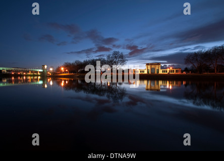 Victoria Embankment spiegelt sich in den Fluss Trent in Nottingham, Nottinghamshire, England UK Stockfoto