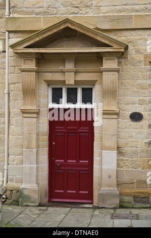 Rot Front Holztür des historischen Gebäudes in Malton North Yorkshire England UK Stockfoto