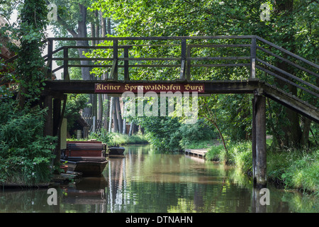 Festgemachten Booten und Fussgängerbrücke bei Kleiner Spreewaldhafen, Spreewald, UNESCO-Biosphärenreservat Stockfoto