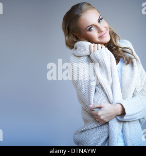 Schöne Frau im Winter-Mode Stockfoto