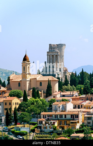 Europa, Frankreich, Alpes-Maritimes. Das Dorf La Turbie und die Trophäe der Alpen. Stockfoto