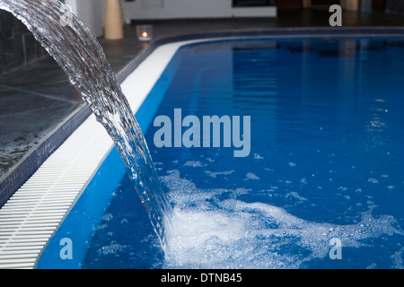 Fließendes Wasser im Wellness- und Spa-Schwimmbad. Stockfoto