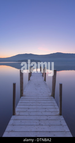 Zunächst Licht am Derwent Water an der Brandelhow Bay, Lake District, Cumbria, England UK Stockfoto