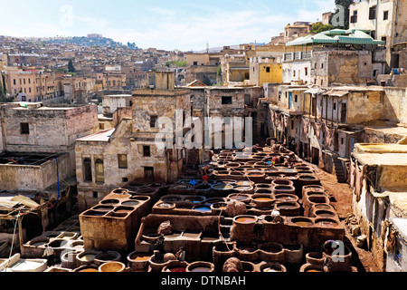 Gerber arbeiten Leder in der alten Gerberei von Fes, Marokko Stockfoto