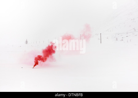 farbigen Rauch in minimalistischen Schneelandschaft Stockfoto