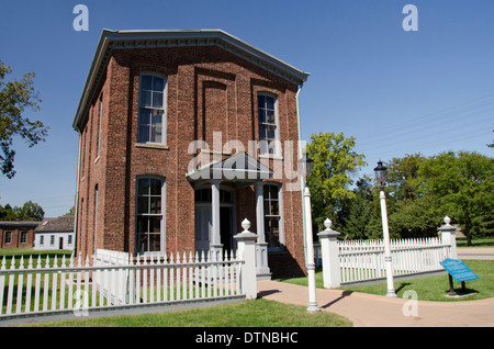 Michigan, Dearborn. Greenfield Village, National Historic Landmark erklärt. Thomas Edisons Menlo Parkbüro und Bibliothek (Nachbau). Stockfoto