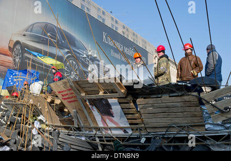 Kiew, Ukraine. 21. Februar 2014. Anhänger der Opposition steht auf eine Barrikade an einer Straße Zugang zu Unabhängigkeitsplatz in Kiew, Ukraine, 21. Februar 2014. Foto: TIM BRAKEMEIER/Dpa/Alamy Live News Stockfoto