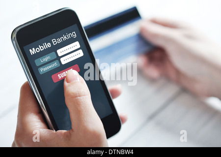 Weibliche Hände mit mobile-Banking auf Smartphone Stockfoto