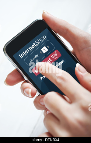Weibliche Hände mit Smartphone für Online-shopping Stockfoto