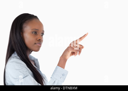 Geschäftsfrau, die eine unsichtbare Taste Stockfoto