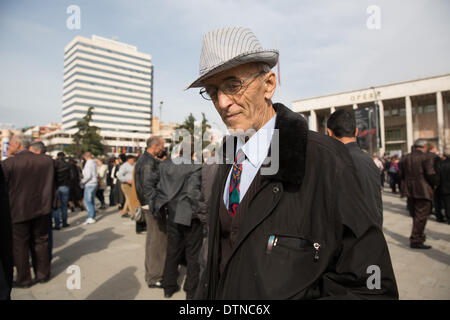 Tirana, Albanien. 20. Februar 2014. Demonstranten versammelten sich im Zentrum von Tirana, ihren Widerstand gegen die neu gewählte Regierung von Edi Rama und der Sozialistischen Partei in Albanien zu zeigen. 20. Februar 2014. Foto von JODI HILTON/NURPHOTO Credit: Jodi Hilton/NurPhoto/ZUMAPRESS.com/Alamy Live-Nachrichten Stockfoto