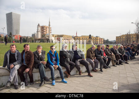 Tirana, Albanien. 20. Februar 2014. Demonstranten versammelten sich im Zentrum von Tirana, ihren Widerstand gegen die neu gewählte Regierung von Edi Rama und der Sozialistischen Partei in Albanien zu zeigen. 20. Februar 2014. Foto von JODI HILTON/NURPHOTO Credit: Jodi Hilton/NurPhoto/ZUMAPRESS.com/Alamy Live-Nachrichten Stockfoto