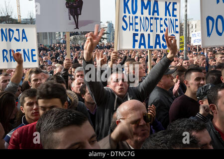 Tirana, Albanien. 20. Februar 2014. Demonstranten versammelten sich im Zentrum von Tirana, ihren Widerstand gegen die neu gewählte Regierung von Edi Rama und der Sozialistischen Partei in Albanien zu zeigen. 20. Februar 2014. Foto von JODI HILTON/NURPHOTO Credit: Jodi Hilton/NurPhoto/ZUMAPRESS.com/Alamy Live-Nachrichten Stockfoto