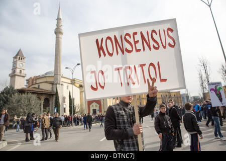 Tirana, Albanien. 20. Februar 2014. Opposition führte Proteste gegen die neu gewählte Regierung von Edi Rama, PM der Sozialistischen Partei in Albanien. 20. Februar 2014. Foto von JODI HILTON/NURPHOTO Credit: Jodi Hilton/NurPhoto/ZUMAPRESS.com/Alamy Live-Nachrichten Stockfoto