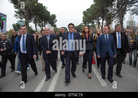 Tirana, Albanien. 20. Februar 2014. Politiker marschierten im Zentrum von Tirana, ihren Widerstand gegen die neu gewählte Regierung von Edi Rama und der Sozialistischen Partei in Albanien am 20. Februar 2014 zeigen. Foto von JODI HILTON/NURPHOTO Credit: Jodi Hilton/NurPhoto/ZUMAPRESS.com/Alamy Live-Nachrichten Stockfoto