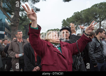 Tirana, Albanien. 20. Februar 2014. Demonstranten versammelten sich im Zentrum von Tirana, ihren Widerstand gegen die neu gewählte Regierung von Edi Rama und der Sozialistischen Partei in Albanien zu zeigen. 20. Februar 2014. Foto von JODI HILTON/NURPHOTO Credit: Jodi Hilton/NurPhoto/ZUMAPRESS.com/Alamy Live-Nachrichten Stockfoto