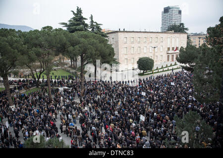 Tirana, Albanien. 20. Februar 2014. Demonstranten versammelten sich im Zentrum von Tirana, ihren Widerstand gegen die neu gewählte Regierung von Edi Rama und der Sozialistischen Partei in Albanien zu zeigen. 20. Februar 2014. Foto von JODI HILTON/NURPHOTO Credit: Jodi Hilton/NurPhoto/ZUMAPRESS.com/Alamy Live-Nachrichten Stockfoto