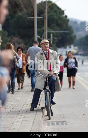 Tirana, Albanien. 20. Februar 2014. Ein Radfahrer hält um zu sehen, eine Opposition führte März in Tirana am 20. Februar 2014, meinte Stärke gegen die regierende kommunistische Partei von Edi Rama zeigen. Foto von JODI HILTON/NURPHOTO Credit: Jodi Hilton/NurPhoto/ZUMAPRESS.com/Alamy Live-Nachrichten Stockfoto