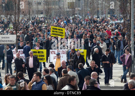 Tirana, Albanien. 20. Februar 2014. Eine Opposition führte März fand am 20. Februar 2014 zeigen Stärke gegen die regierende kommunistische Partei von Edi Rama in Tirana statt. Foto von JODI HILTON/NURPHOTO Credit: Jodi Hilton/NurPhoto/ZUMAPRESS.com/Alamy Live-Nachrichten Stockfoto