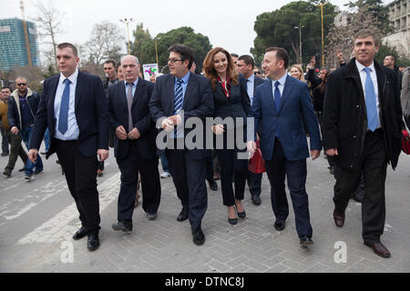 Tirana, Albanien. 20. Februar 2014. Demokratische Parteipolitiker führen einen Marsch in Tirana am 20. Februar 2014, Stärke gegen die regierende kommunistische Partei von Edi Rama zeigen soll. Foto von JODI HILTON/NURPHOTO Credit: Jodi Hilton/NurPhoto/ZUMAPRESS.com/Alamy Live-Nachrichten Stockfoto