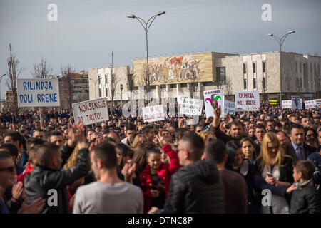 Tirana, Albanien. 20. Februar 2014. Demonstranten versammelten sich im Zentrum von Tirana, ihren Widerstand gegen die neu gewählte Regierung von Edi Rama und der Sozialistischen Partei in Albanien zu zeigen. 20. Februar 2014. Foto von JODI HILTON/NURPHOTO Credit: Jodi Hilton/NurPhoto/ZUMAPRESS.com/Alamy Live-Nachrichten Stockfoto