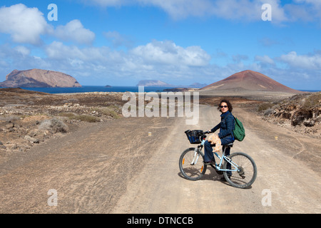 Touristen auf einem Fahrrad auf Isla Graciosa, Kanarische Inseln Stockfoto