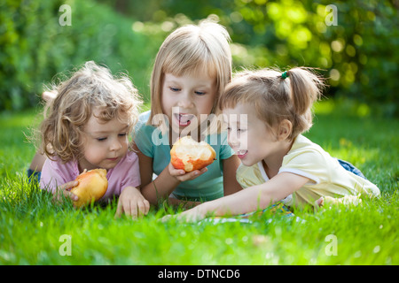 Kinder mit Picknick Stockfoto