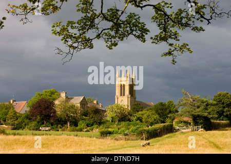 Ländlichen Bereich mit Blick auf St. Michaels Church und Austin Haus in den Cotswolds Dorf Broadway, Worcestershire, England. Stockfoto