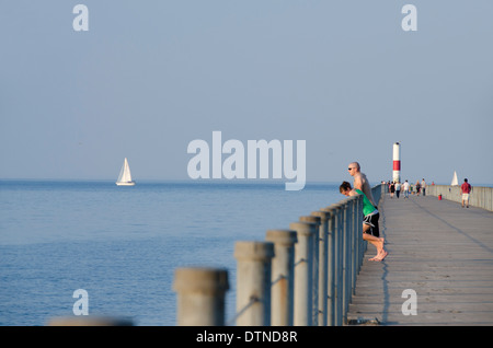 Rochester, New York. Typischen Sommerabend am Lake Ontario Seebrücke und Promenade. Stockfoto