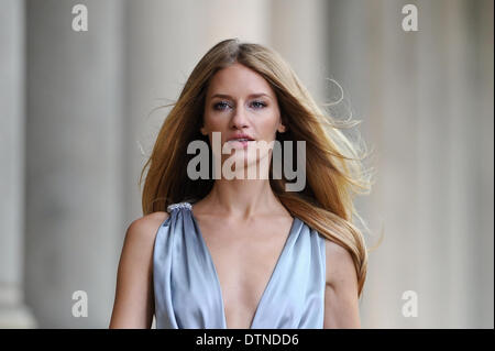 Karlovy Vary, Tschechien. 21. Februar 2014. Tschechische Topmodel Linda Vojtova wird während einer Dreharbeiten Werbespot für Mineralwasser Mattoni in Karlovy Vary, Tschechische Republik, 21. Februar 2014 gesehen. Bildnachweis: Pavel Nemecek/CTK Foto/Alamy Live-Nachrichten Stockfoto