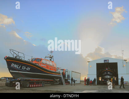 Dungeness, Kent, UK. 21. Feb 2014.Sunset Szene an Dungeness RNLI Lifeboat Station. Bildnachweis: David Burr/Alamy Live-Nachrichten Stockfoto