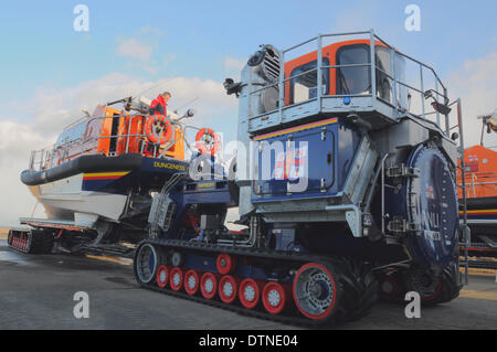 Dungeness, Kent, UK. 21. Februar 2014.New, den Shannon Rettungsboot in Bootshaus geschleppt wird. Bildnachweis: David Burr/Alamy Live-Nachrichten Stockfoto