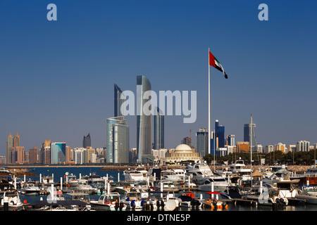 Abu Dhabi, Vereinigte Arabische Emirate: Skyline Blick auf die Hauptstadt von Marina Mall gesehen Stockfoto
