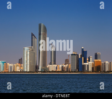 Abu Dhabi, Vereinigte Arabische Emirate: Skyline Blick auf die Corniche Road West von Marina Mall gesehen Stockfoto
