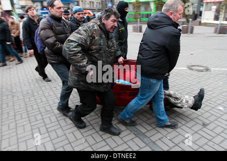 Kiew, Ukraine. 20. Februar 2014. Menschen tragen das Opfer eines Scharfschützen Credit: Sergii Kharchenko/NurPhoto/ZUMAPRESS.com/Alamy Live News Stockfoto