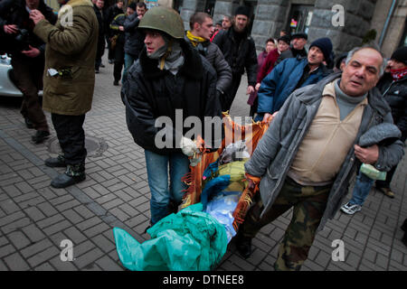 Kiew, Ukraine. 20. Februar 2014. Menschen tragen das Opfer eines Scharfschützen Credit: Sergii Kharchenko/NurPhoto/ZUMAPRESS.com/Alamy Live News Stockfoto