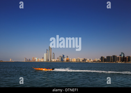 Abu Dhabi, Vereinigte Arabische Emirate: Skyline Blick auf die Skyline der Stadt auf der Corniche Road von Heritage Village aus gesehen Stockfoto