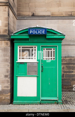 Grade zwei aufgeführten Grüne Polizei Telefonzelle in Sheffield, England, Großbritannien Stockfoto