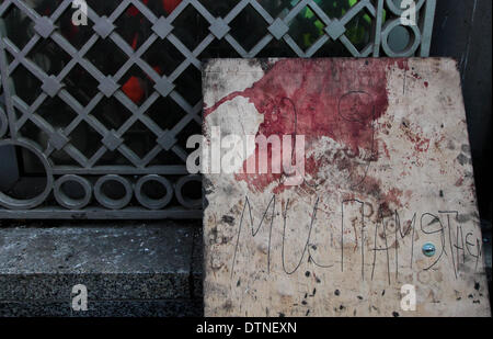 Kiew, Ukraine. 20. Februar 2014. Der Demonstrant Schild mit blutigen Unschärfe Credit: Sergii Kharchenko/NurPhoto/ZUMAPRESS.com/Alamy Live News Stockfoto