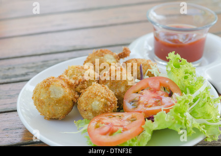 Deep Fried Kartoffelkroketten serviert mit Tomatensauce und frischem Gemüse Stockfoto