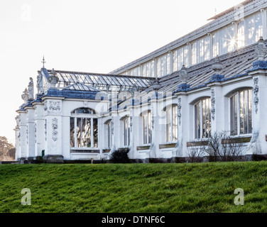 Gemäßigten Gewächshaus - ein Klasse-ll aufgeführt viktorianischen Gewächshaus im Botanischen Garten Kew, London, UK Stockfoto