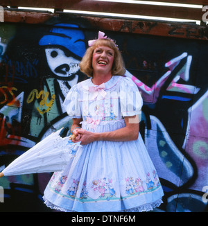 Der britische Künstler Grayson Perry porträtiert 2003 Turner Prize Winner in Kittel mit Sonnenschirm, der als sein Alter-Ego Claire, Hay Festival UK KATHY DEWITT, gekleidet ist Stockfoto