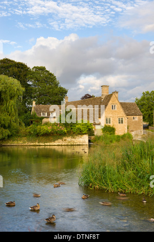 Am Abend die Sonne glüht auf der alten Mühle in den Cotswolds Dorf Fairford, Gloucestershire, England. Sommer (Juli) 2010. Stockfoto