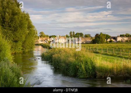 Ferienhäuser in der Nähe von River Coln am Fairford in den Cotswolds, Gloucestershire, England. Sommer (Juli) 2010. Stockfoto