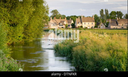 Ferienhäuser in der Nähe von River Coln am Fairford in den Cotswolds, Gloucestershire, England. Sommer (Juli) 2010. Stockfoto